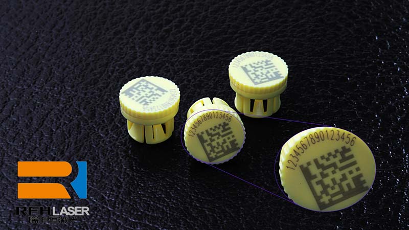 Marcado hiperfino con láser UV y grabado del código QR en la tapa de plástico